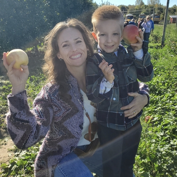 Meet your Posher, Amanda - Picture 5 of 5